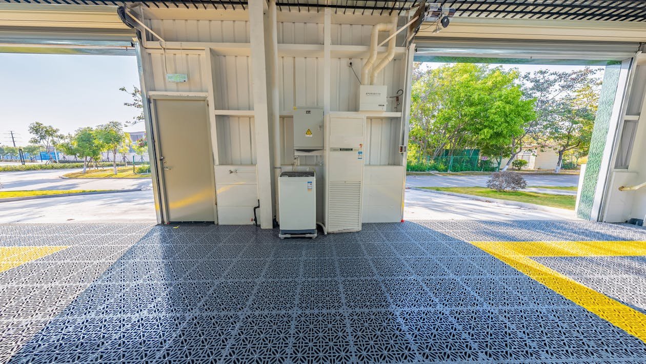 Industrial Metal Epoxy Garage Floor